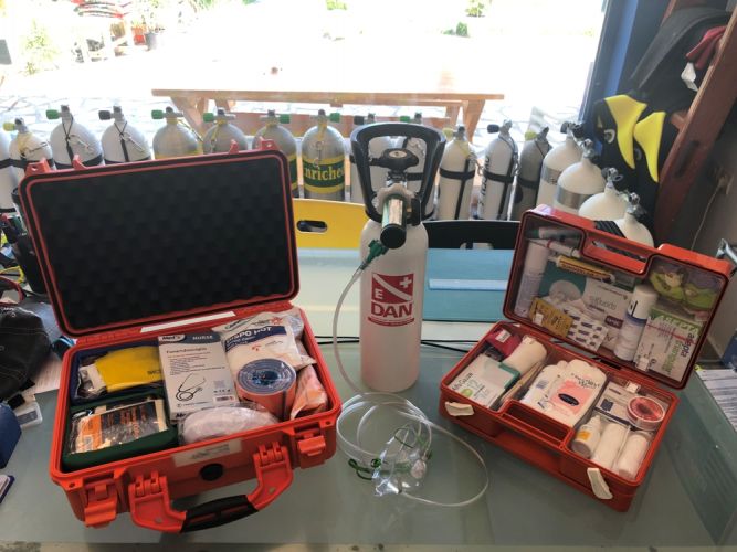 Oxygen unit & first aid kit